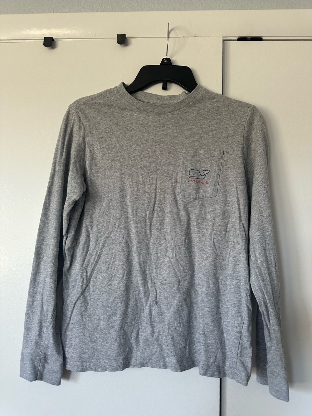 Vineyard Vines Men’s Long-Sleeve Pocket Tee in Heather Gray with Whale Logo